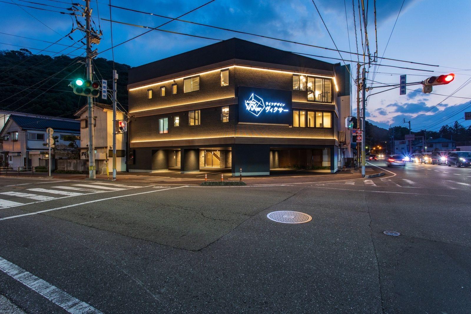 高知市筆山町の交差点角にあるViXerの店舗外観（夜）